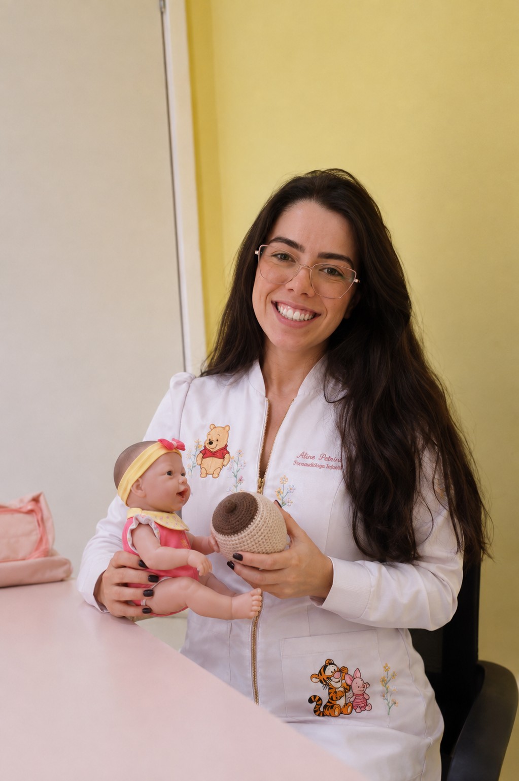 Aline Petrini realizando uma atividade de avaliação com boneca